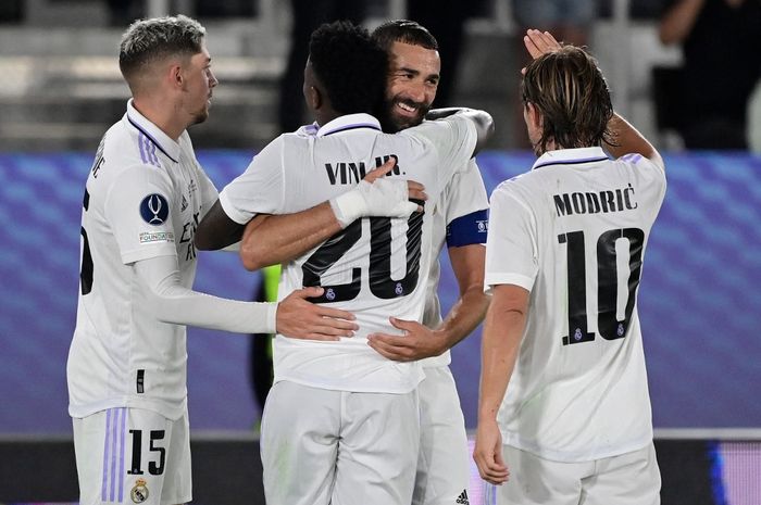 Striker Real Madrid, Karim Benzema, merayakan gol ke gawang Eintracht Frankfurt dalam laga Piala Super Eropa di Stadion Helsinki Olympic, Rabu (10/8/2022).