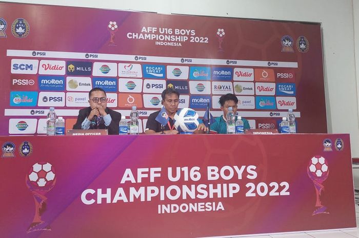 Pelatih timnas U-16 Indonesia, Bima Sakti saat konferensi pers pasca-pertandingan lawan Myanmar di Stadion Maguwoharjo, Sleman (10/8/2022)