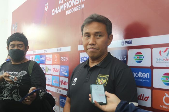 Pelatih timnas U-16 Indonesia, Bima Sakti  di Stadion Maguwoharjo, Sleman, Yogyakarta, Kamis (11/8/2022) jelang laga final Piala AFF U-16 2022 melawan Vietnam