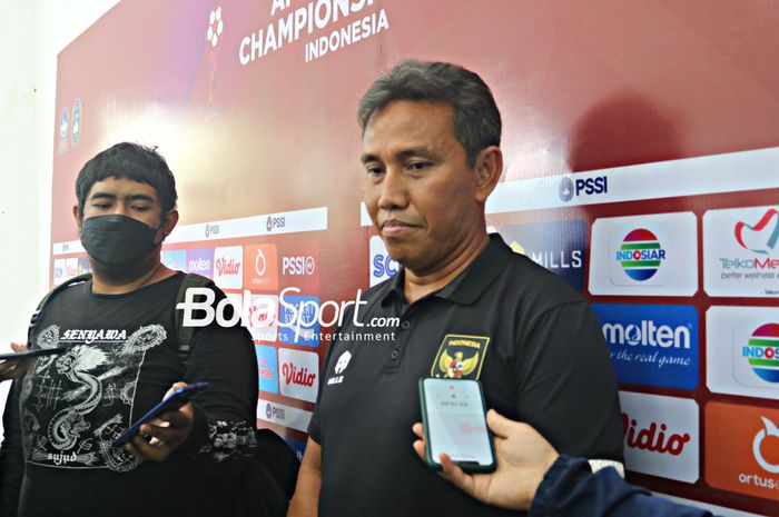 Pelatih timnas U-16 Indonesia, Bima Sakti menyampaikan kabar baik dari skuat asuhannya jelang laga final Piala AFF U-16 2022 melawan Vietnam saat berada di Stadion Maguwoharjo, Sleman, Yogyakarta, Kamis (11/8/2022).