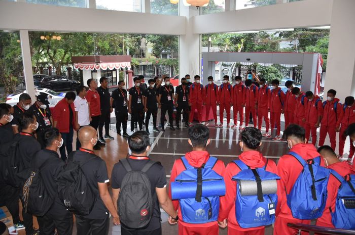 Ketua Umum PSSI, Mochamad Iriawan saat bersama ofisial dan pemain timnas U-16 Indonesia.