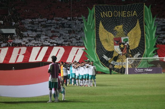 Skuat timnas U-16 Indonesia saat menyanyikan lagu kebangsaan sebelum melawan Vietnam di final Piala AFF U-16 2022, Jumat (12/8/2022).