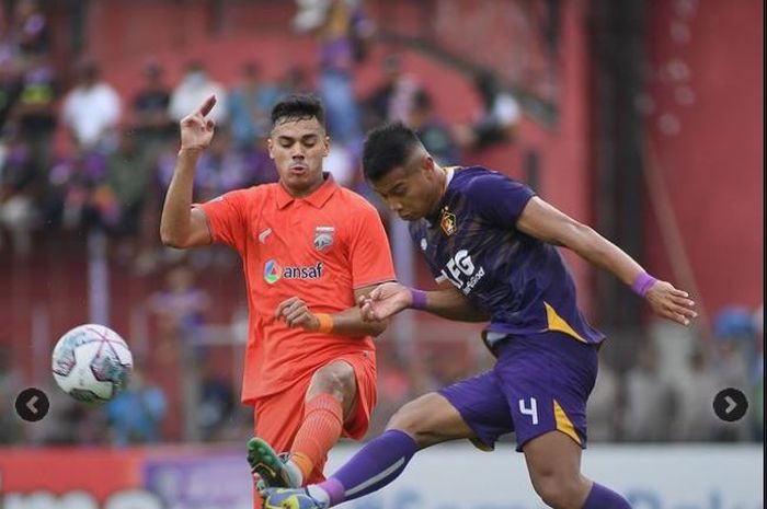 Pemain Borneo FC, Matheus Pato, sedang berebut bola dengan pemain Persik Kediri dalam laga pekan keempat Liga 1 2022-2023, Jumat (12/8/2022).