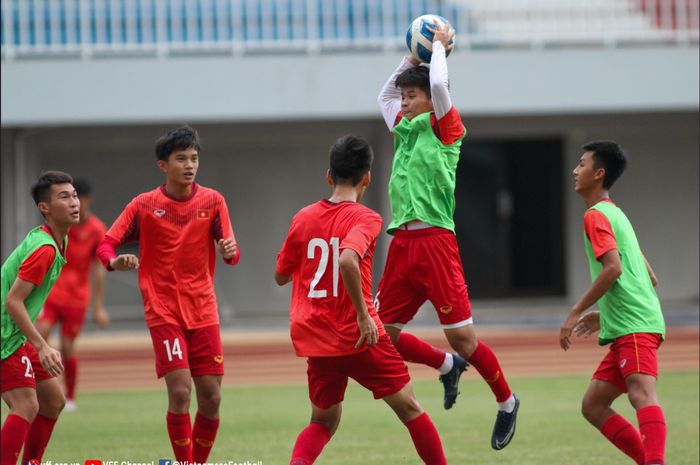 Timnas u-16 Vietnam saat menjani sesi latihan jelang laga final Piala AFF U-16 2022 melawan timnas Indonesia.