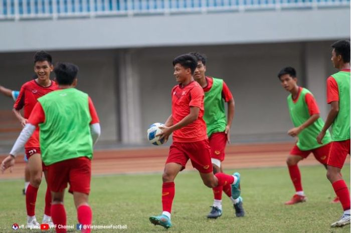 Para pemain Timnas U-16 Vietnam melakukan permainan bola tangan pada sesi latihan menjelang final Piala AFF U-16 2022, Kamis (11/8/2022).