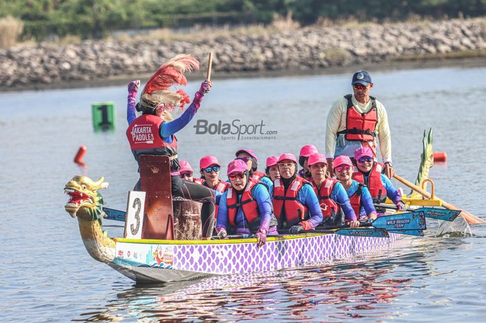 Suasana turnamen balap dayung perahu naga bertajuk Dragon Boat Festival 2022 di Pantai Ancol, Jakarta Utara, 2022.