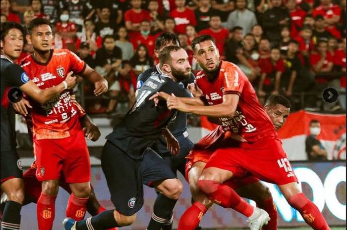 Para pemain Bali United dan Arema FC sedang melakukan kontak fisik pada pertandingan pekan keempat Liga 1 di Stadion Kapten I Wayan Dipta, Gianyar, Sabtu (13/8/2022).