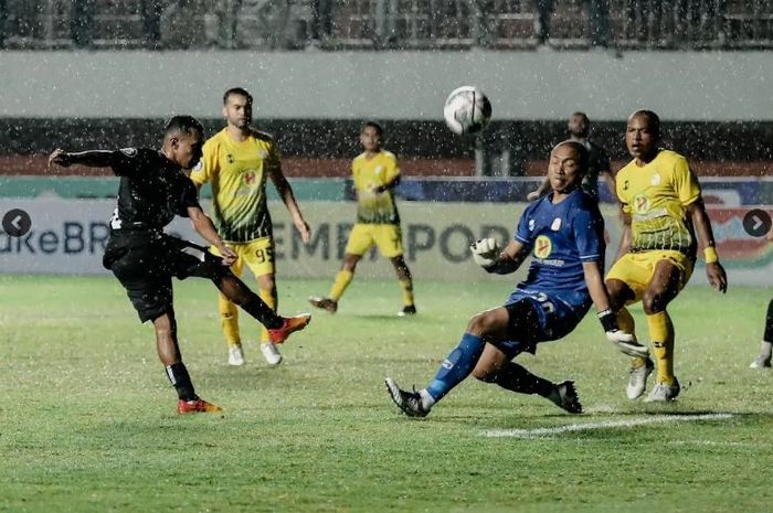 Suasana pertandingan pekan keempat yang mempertemukan PSS Sleman melawan Barito Putera di Stadion Maguwoharjo, Sleman, pada Sabtu (13/8/2022).