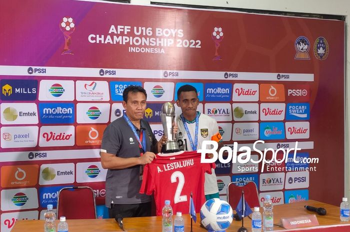 Pelatih timnas U-16 Indonesia, Bima Sakti dan kapten timnas U-16 Indonesia, M. Iqbal Gwijangge saat konferensi pers pasca juara Piala AFF U-16 2022 di Stadion Maguwoharjo, Sleman pada Jumat (12/8/2022).