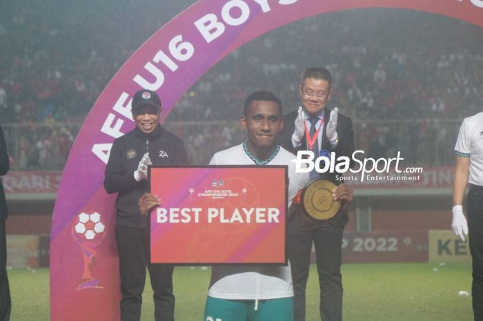 Kapten timnas U-16 Indonesia, M. Iqbal Gwijangge menyabet pemain terbaik Piala AFF U-16 2022 di Stadion Maguwoharjo, Sleman, pada Jumat (12/8/2022).