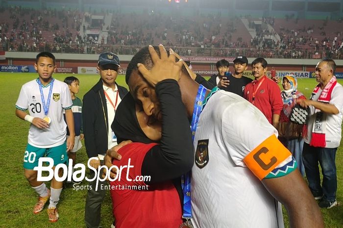 Kapten timnas U-16 Indonesia, M. Iqbal Gwijangge bersama ibu, Besinah Haluk pasca Garuda Asia juara Piala AFF U-16 2022 di Stadion Maguwoharjo, Jumat (12/8/2022).