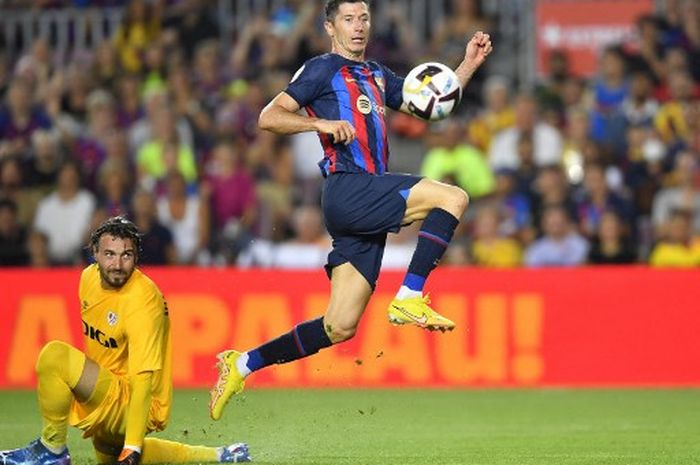 Robert Lewandowski (kanan) berlaga dalam duel Liga Spanyol antara Barcelona vs Rayo Vallecano di Camp Nou (13/8/2022).