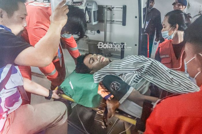 Salah satu suporter Persikabo 1973 nampak berbaring dan dibawa ke rumah sakit ketika menonton di Stadion Pakansari, Bogor, Jawa Barat, 14 Agustus 2022.
