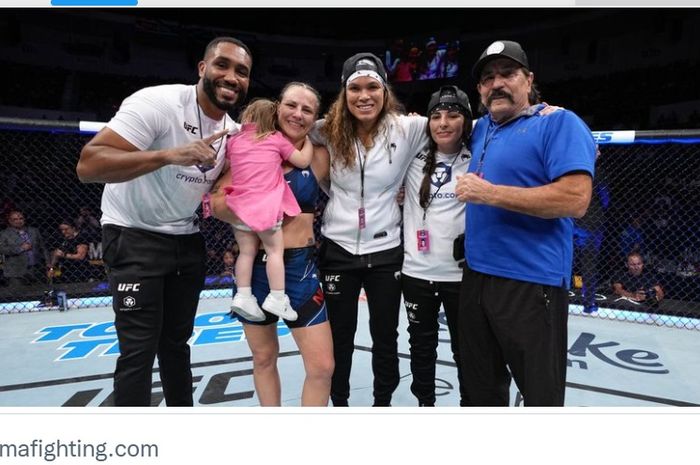 Pasangan Amanda Nunes, Nina Nunes (kedua dari kiri), mengumumkan pensiun setelah tampil di UFC San Diego, Minggu (14/8/2022) WIB.