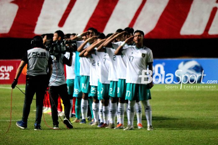 Skuad Timnas U-16 Indonesia saat menyanyikan lagu kebangsaan Indonesia Raya.
