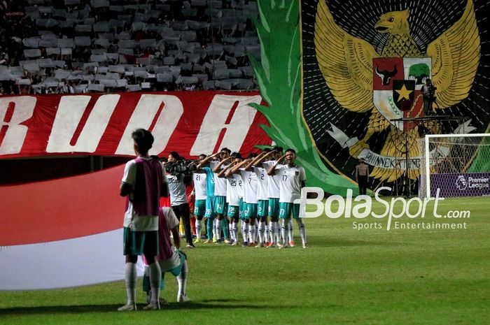 Skuad Timnas U-16 Indonesia saat menyanyikan lagu kebangsaan Indonesia Raya.