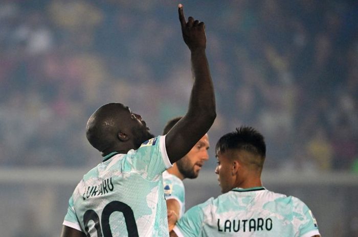 Striker Inter Milan, Romelu Lukaku, merayakan golnya ke gawang Lecce dalam lanjutan Liga Italia 2022-2023.