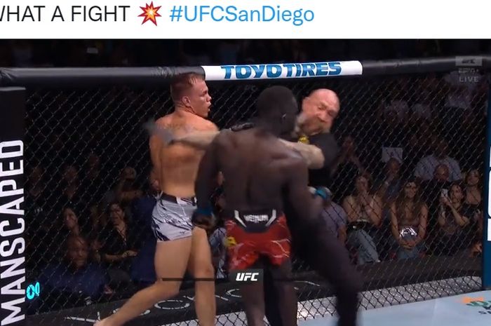 Momen wasit, Mike Beltran nyaris tersambar pukulan dari Nate Landwehr yang tengah lakoni duel ganas dengan David Onama pada UFC San Diego, Minggu (14/8/2022) waktu Indonesia, di Pechanga Arena, San Diego, California. 