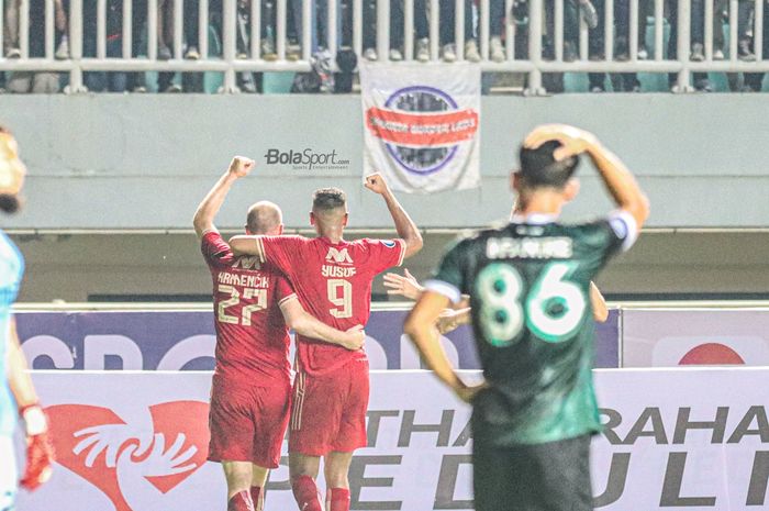 Dua pemain Persija Jakarta, Michael Krmencik (kiri) dan Abdulla Yusuf (tengah), sedang merayakan gol dalam laga pekan keempat Liga 1 2022 di Stadion Pakansari, Bogor, Jawa Barat, 14 Agustus 2022.