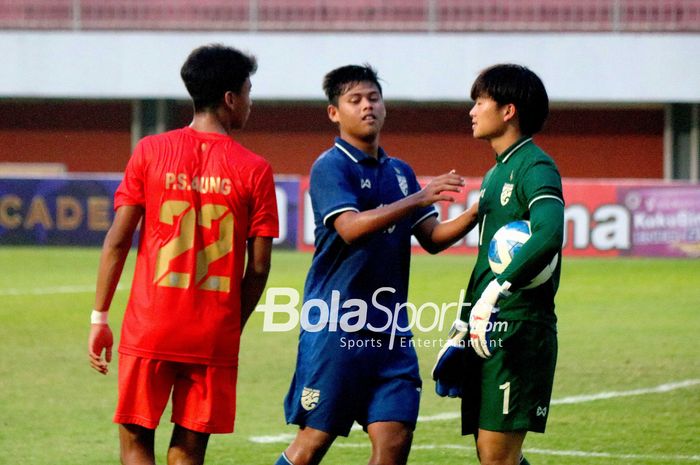 Intensitas tinggi antara Thailand dan Myanmar saat laga perebutan tempat ketiga Piala AFF U-16 2022 di Stadion Mgauwoharjo, Sleman, Jumat (12/8/2022).