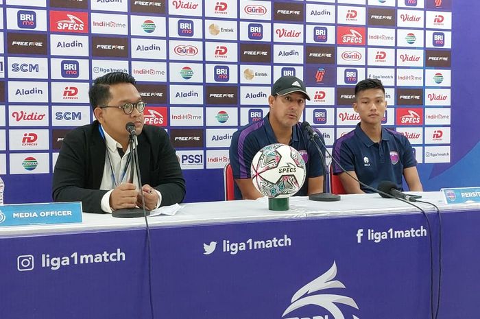 Pelatih Persita Tangerang, Alfredo Vera, pada sesi jumpa pers seusai laga melawan Persis Solo di Stadion Manahan, Solo, Minggu (14/8/2022).