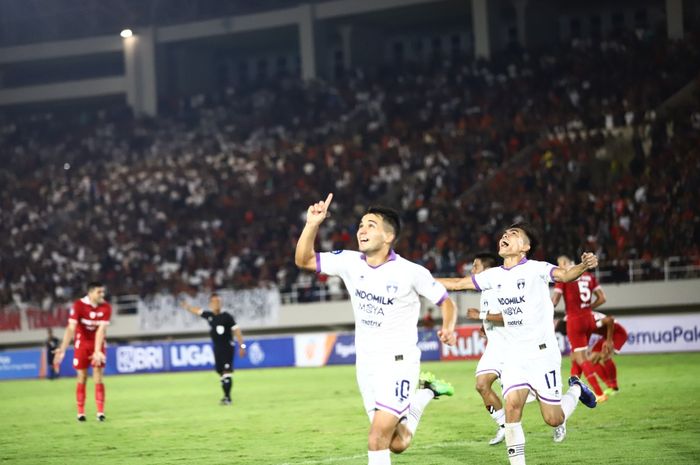 Selebrasi Ramiro Fergonzi usai mencetak gol kemenangan Persita Tangerang atas Persis Solo di Stadion Manahan, Solo pada Minggu (14/8/2022)