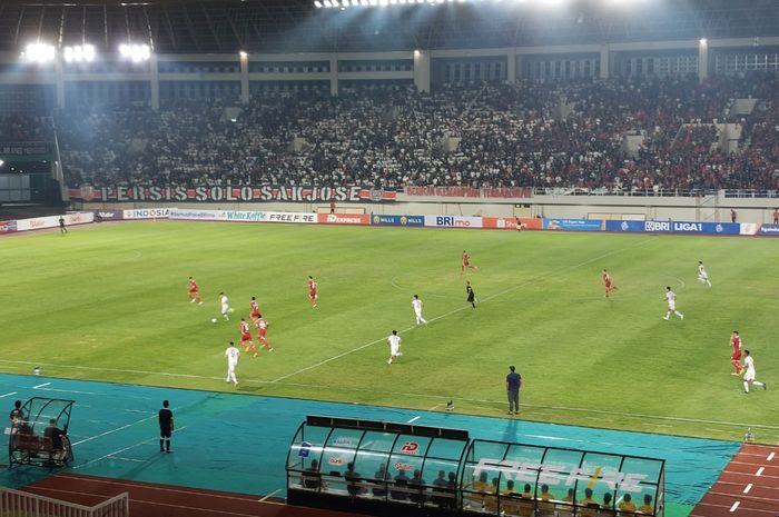 Suasana pertandingan antara Persis Solo melawan Persita Tangerang di Stadion Manahan, Solo, Minggu (14/8/2022).