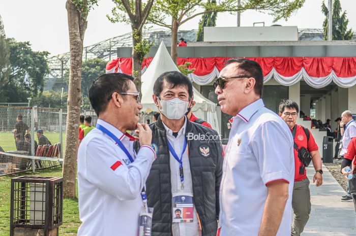 Yunus Nusi selaku Sekretaris Jendral PSSI (kiri), Indra Sjafri sebagai Direktur Teknik PSSI (tengah), dan Mochamad Iriawan yang merupakan Ketua Umum PSSI nampak berdiskusi di Lapangan A, Senayan, Jakarta, 15 Agustus 2022.