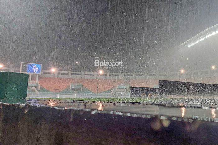 Ilustrasi stadion yang diguyur hujan deras.