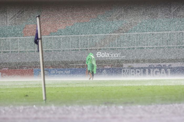 Suasana Stadion Pakansari, Bogor, yang tergenang banjir saat menggelar pertandingan Liga 1 2022-2023.