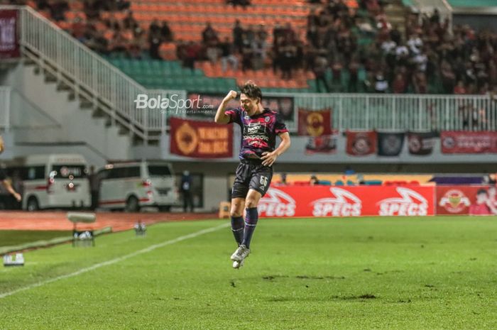 Mitsuru Maruoka sedang merayakan gol RANS Nusantara FC dalam laga pekan keempat Liga 1 2022 di Stadion Pakansari, Bogor, Jawa Barat, 15 Agustus 2022.