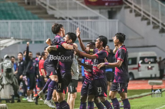 Sejumlah pemain RANS Nusantara nampak sedang memeluk Mitsuru Maruoka yang mampu mencetak gol dalam laga pekan keempat Liga 1 2022 di Stadion Pakansari, Bogor, Jawa Barat, 15 Agustus 2022.
