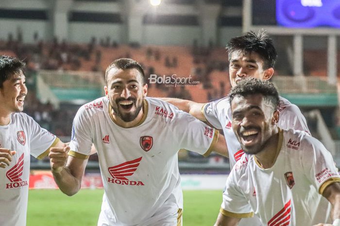 Sejumlah pemain PSM Makassar (Yakob Sayuri dan Rizky Eka Pratama) nampak merayakan gol yang dibuat oleh Everton Nascimento De Mendonca (kiri) dalam laga pekan keempat Liga 1 2022 di Stadion Pakansari, Bogor, Jawa Barat, 15 Agustus 2022.