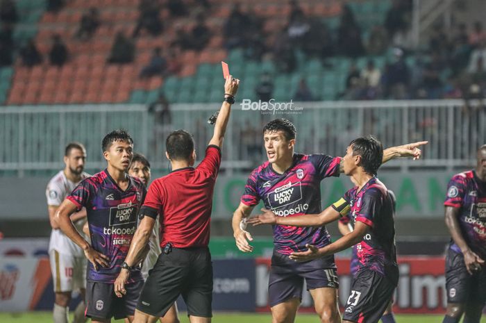 Bek RANS Nusantara FC, Victor Sallinas Ribeiro (kanan), mendapatkan kartu merah dari wasit dalam laga pekan keempat Liga 1 2022 di Stadion Pakansari, Bogor, Jawa Barat, 15 Agustus 2022.