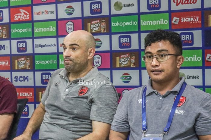 Pelatih PSM Makassar, Bernardo Tavares Fernando Jose (kiri), nampak menghadiri sesi jumpa pers di Stadion Pakansari, Bogor, Jawa Barat, 15 Agustus 2022.