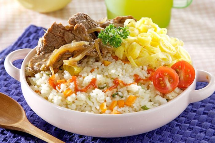 Ilustrasi resep nasi goreng mentega daging teriyaki untuk menu sarapan.