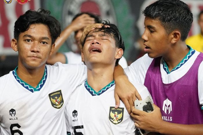 Beberapa pemain Indonesia tak mampu menahan air mata setelah gagal ke semifinal Piala AFF U-19 2022 meski menang 5-1 atas Myanmar, 10 Juli 2022.