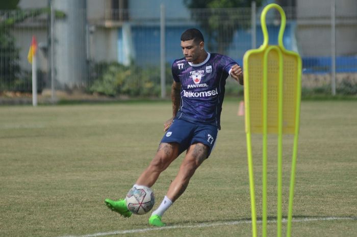 Pemain Persib Bandung, Ciro Alves, dalam sesi latihan jelang laga melawan PSS Sleman, Selasa (16/8/2022).