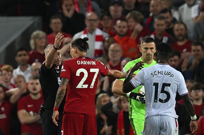 Wasit Paul Tierney mengusir Darwin Nunez, yang menerima kartu merah, dalam laga Liga Inggris, Liverpool vs Crystal Palace, di Stadion Anfield, Senin (15/8/2022).