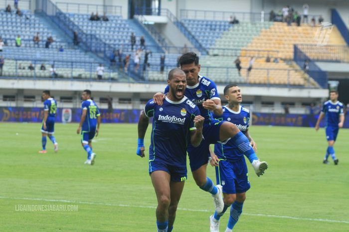 Penyerang Persib Bandung, David da Silva, saat melakukan selebrasi setelah mencetak gol ke gawang PSIS Semarang, Sabtu (13/8/2022).