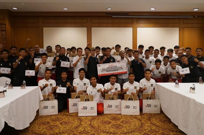 Pemain timnas U-16 Indonesia memperoleh hadiah laptop dari JCorp atas keberhasilan menjuarai Piala AFF U-16 2022.