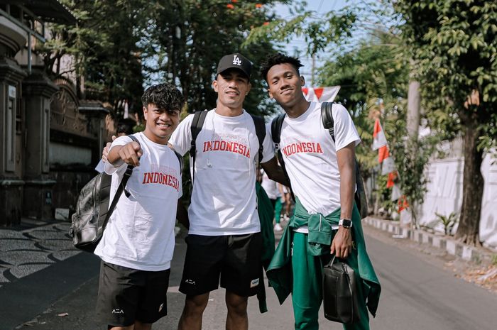 Pemain Persebaya Surabaya, Andre Oktaviansyah (kiri), Riswan Lauhin (tengah), dan Alta Ballah (kanan) berfoto sebelum berangkat menuju bandara untuk bertolak ke Samarinda.