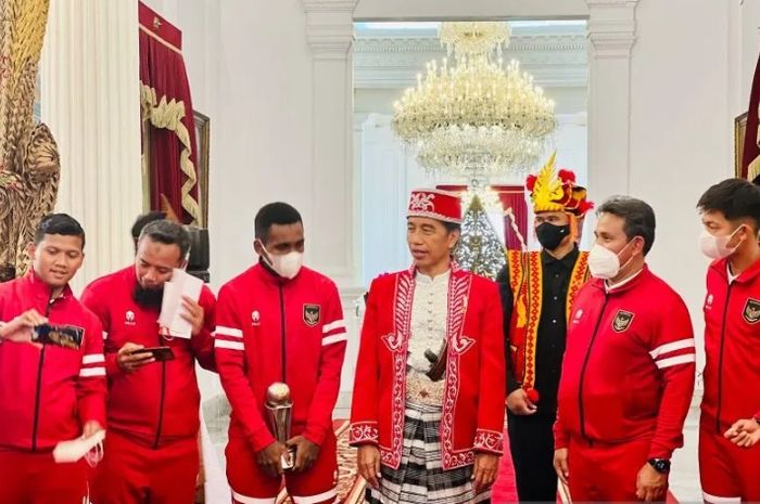 Timnas U-16 Indonesia yang baru saja meraih juara Piala AFF U-16 2022 menghadiri undangan dari Presiden Joko Widodo di Istana Merdeka, Jakarta, pada Rabu (17/8/2022).