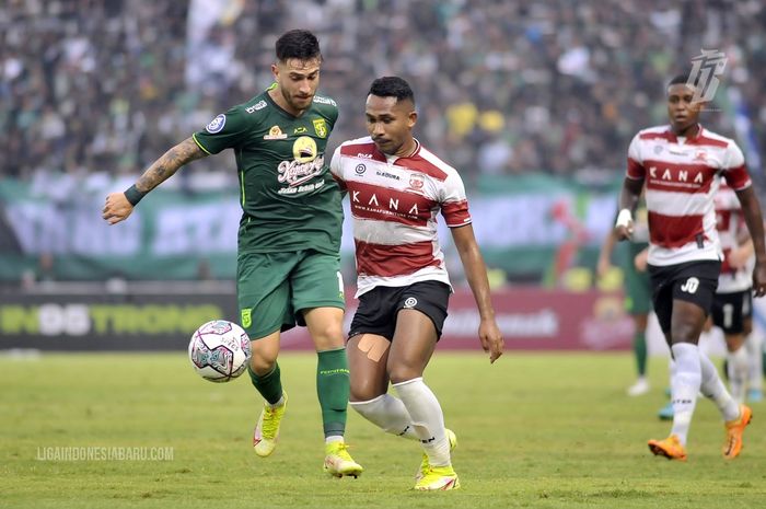 Duel antara Persebaya melawan Madura United di Stadion Gelora Bung Tomo, Surabaya, pada Minggu (14/8/2022)