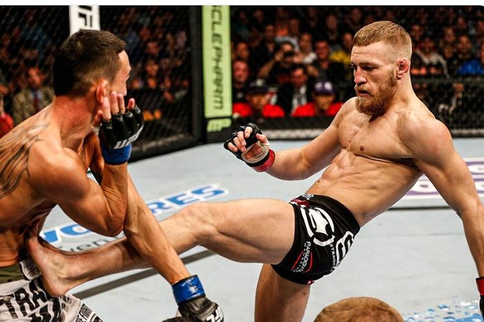 Duel Conor McGregor melawan Max Holloway di UFC pada 17 Agustus 2013.