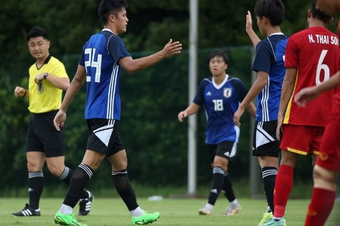 Pemain Timnas U-19 Jepang melakukan selebrasi usai mencetak gol ke gawang Timnas U-19 Vietnam pada laga uji coba, Rabu (17/8/2022).
