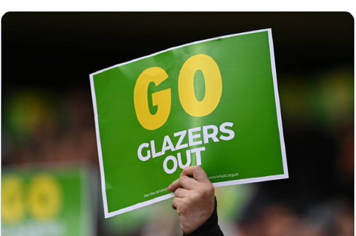 Desakan para pendukung Manchester United dengan menryerukan Glazers Out akibat buruknya manajamen Keluarga Glazer selaku pemilik klub.