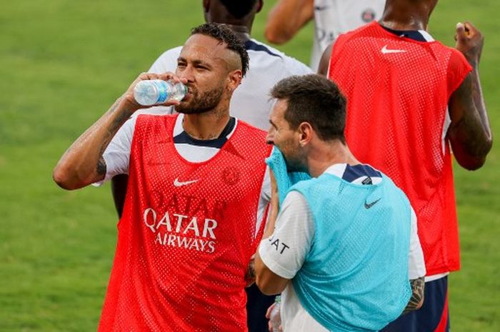 Neymar dan Lionel Messi dalam sesi latihan Paris Saint-Germain di Tel Aviv, Israel (30/7/2022).