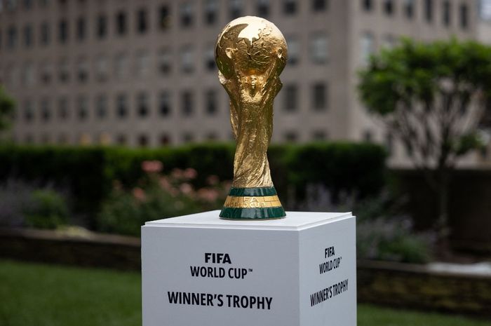 Trofi juara Piala Dunia saat dipamerkan dalam acara FIFA di New York, AS (16/6/2022).