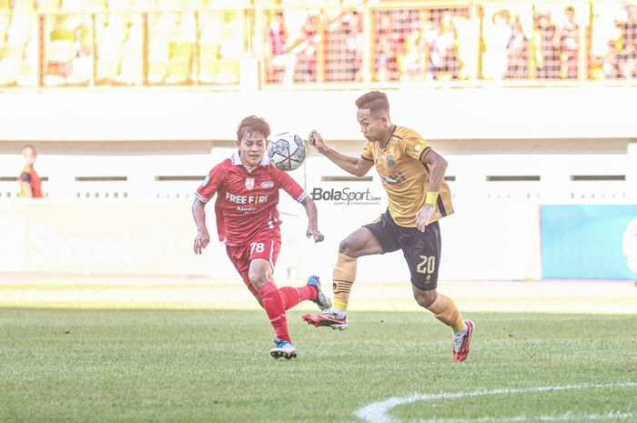 Pemain Bhayangkara FC, Sani Rizki Fauzi (kanan), sedang menguasai bola dan dibayangi pilar Persis Solo bernama Zanadin Fariz (kiri) dalam laga pekan kelima Liga 1 2022 di Stadion Wibawa Mukti, Cikarang, Jawa Barat, 19 Agustus 2022.